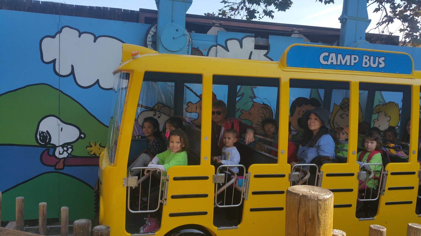 Niños en una excursión de Madruga School Bus a bordo del trolley Camp Bus en Miami